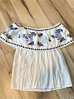 Blue Rain Off-Shoulder White Floral Embroidered Women’s Top NWOT